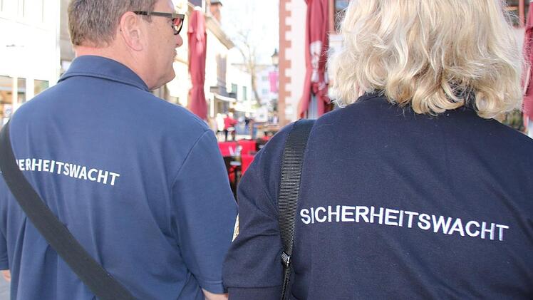 Unter anderem ein Wappen am Ärmel und ein blaues Polohemd weisen die Sicherheitswacht als staatliche Einrichtung aus. Symbolbild: Archiv/Ralf Ruppert