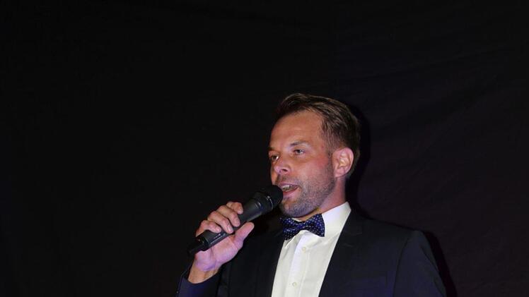 Kevin Wunder bei der Begrüßung des Publikums Foto: Friedwald Schedel