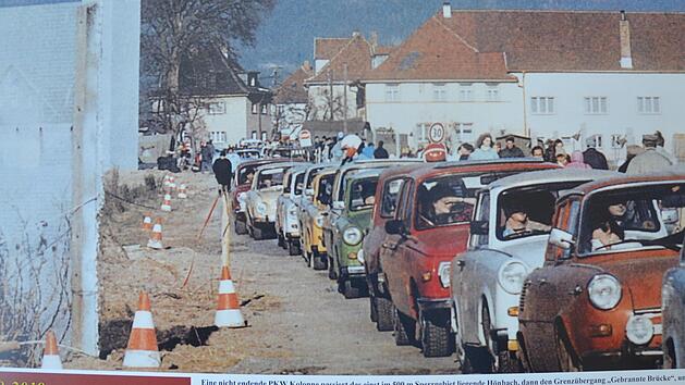 Eines der Kalenderbl&auml;tter zeigt eine Schlange von Fahrzeugen, die aus H&ouml;nbach in Richtung Neustadt rollt. Repro: Rainer Lutz