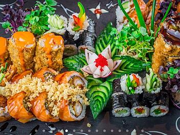 Perfekt angerichtetes und geschmackvolles Suhsi isst du auch in den Wagaya Filialen von Hof und Bayreuth.