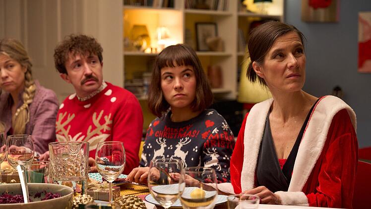 Nat&uuml;rlich kommt an der festlichen Tafel Streit auf, von links: Sissy (Hilde Dalik), Edgar (Felix Rank), Klara (Anna Laimanee) und Elke (Pia Hierzegger).