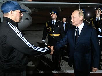 Putins Schattenmänner - Russische Agenten packen aus Die Agenten der russischen Geheimdienste sind ein scharfes Schwert Präsident Putins. In einem großen Gefangenenaustausch mit dem Westen holte der russische Präsident im Sommer 2024 hochrangige Agenten nach Hause und empfing sie persönlich am Flughafen in Moskau.