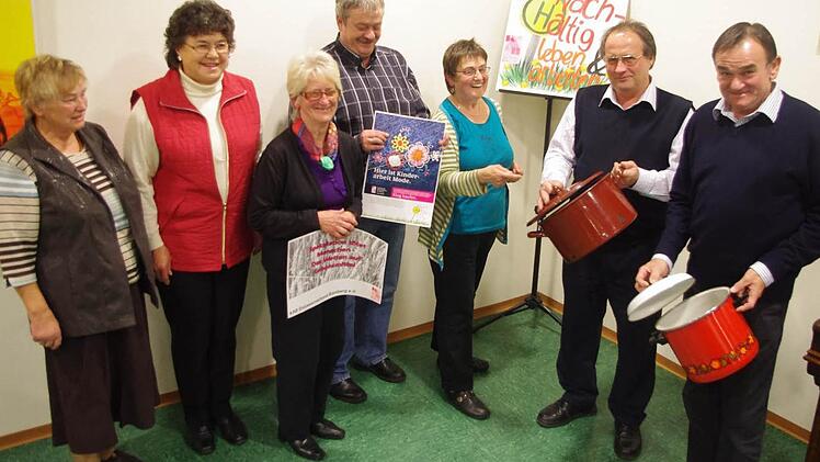 (von links) Adelheid Kotschenreuther, Marianne Heinlein (beide stellvertretende Kreisvorsitzende), Kreisvorsitzende Gabriele Zeuß, KAB-Geschäftsführer Ralph Korschinsky, Diözesansekretärin Maria Gerstner, Friedrich Jakob (stellvertretender Kreisvorsitzender) und Kreisvorsitzender Günter Romig machen "Lärm der leeren Töpfe".   Foto: Schülein