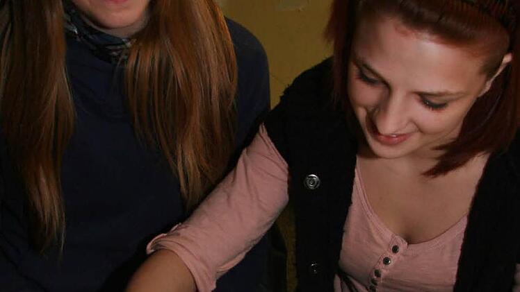 Eva Müller und Michelle Höfner fanden es ganz schön schwierig, sich mit dem Thema Tod zeichnerisch auseinanderzusetzen. Nicht immer gelangen die Bilder auf Anhieb.  Fotos: Sonja Adam