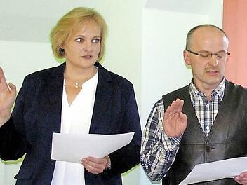 Vereidigung der Zweiten Bürgermeisterin Nina Liebermann und des Dritten Bürgermeisters Horst Porzelt bei der ersten Sitzung des neu gewählten Gemeinderates Itzgrund.  Foto: Bettina Knauth