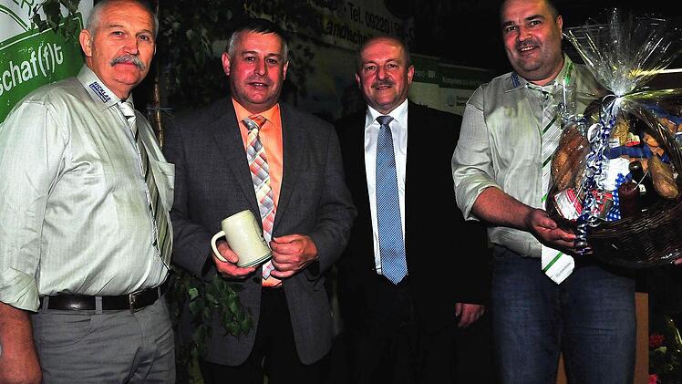 Präsente übergaben Gerhard Reif und Wilfried Löwinger (von rechts) sowie Friedbert Weiß vom John-Deere-Fanclub (links).