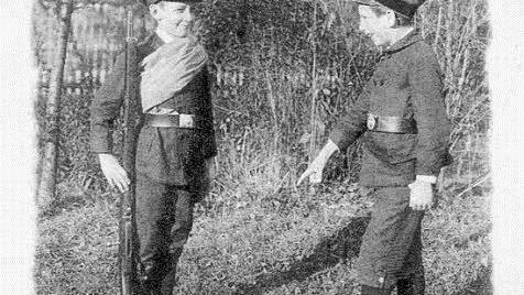 Zwei Haßfurter Buben beim Paradieren: Der Militarismus begann im Kindesalter.