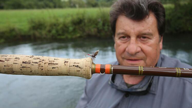 Fliegenfischer Michael Sanna hat seinen aufgespießten Köder fest im Blick. Foto: Barbara Herbst