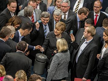 Abgeorndete stimmen im Bundestag in Berlin über den geplanten Einsatz der Bundeswehr gegen die Terrormiliz Islamischer Staat (IS) in Syrien ab. Foto: Michael Kappeler/dpa