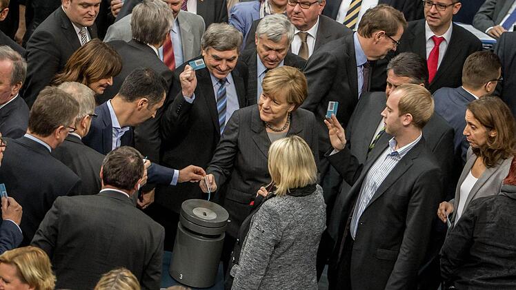 Abgeorndete stimmen im Bundestag in Berlin über den geplanten Einsatz der Bundeswehr gegen die Terrormiliz Islamischer Staat (IS) in Syrien ab. Foto: Michael Kappeler/dpa