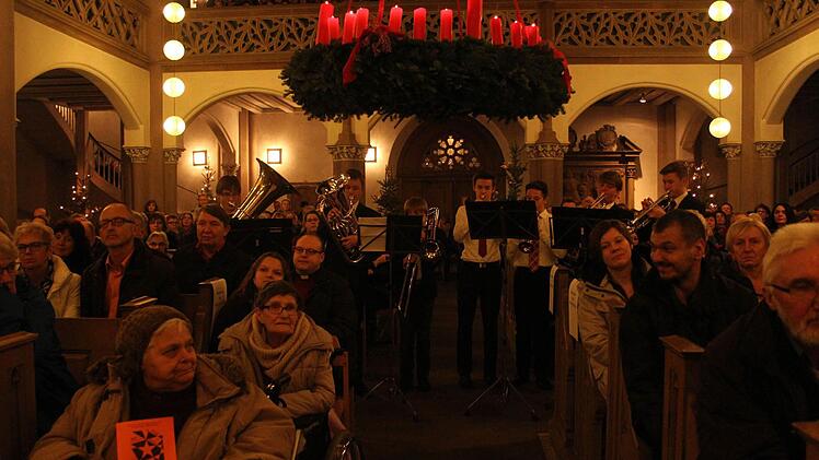 Bei der Toccata von Aurelio Bonelli musizierte das Blechbläserensemble vorne im Altarbereich und mitten in den Zuschauern.