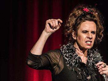 Nessi Tausendschön bei ihrem Auftritt im "Schwarzen Bären". Foto: Jochen Berger