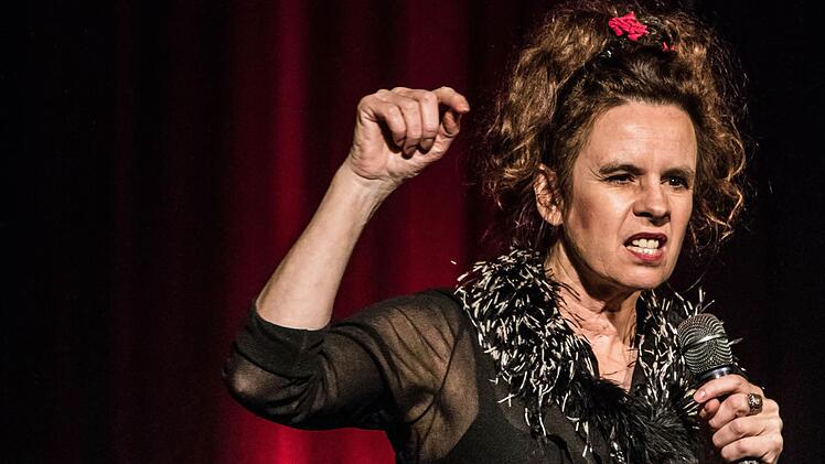 Nessi Tausendschön bei ihrem Auftritt im "Schwarzen Bären". Foto: Jochen Berger