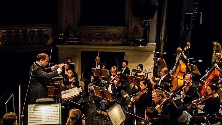 Unter der Leitung von Roland Kluttig brillierte das Philharmonische Orchester beim Sinfoniekonzert unter dem Motto "Bekenntnisse" im Landestheater. Foto: Jochen Berger