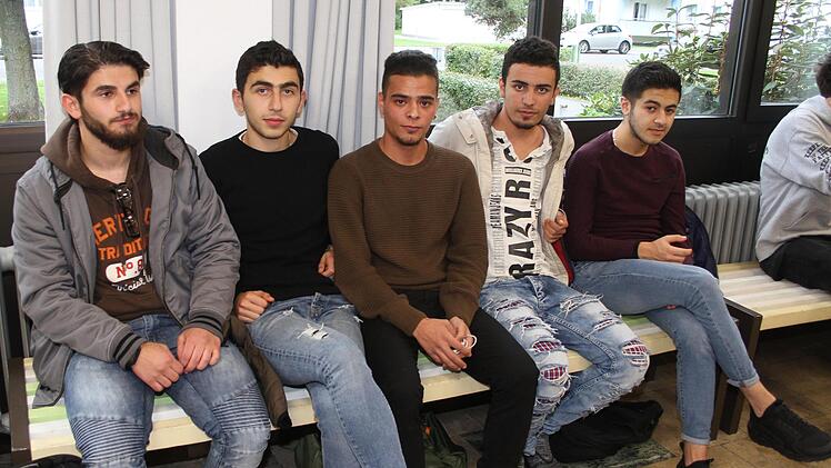 Mahmoud Rashdar inmitten einer Gruppe von weiteren Flüchtlingen: Viele Flüchtlinge hatten andere Träume in ihrem Heimatland, ehe sie nach Deutschland kamen.Sonny Adam