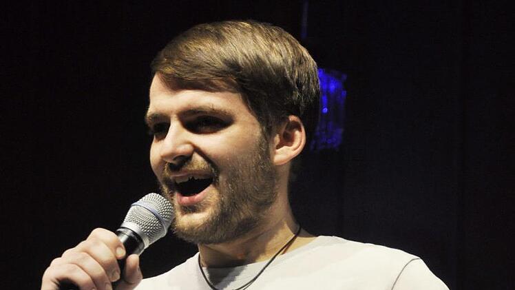 Robin Hillenbrand  als Showmaster beim Musikersketch. Foto: Peter Klopf