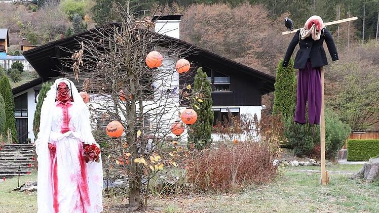 Sich zuprostende Geister, blutige Gestalten und offene Gräber: Sabrina de Groot hat sich einiges einfallen lassen, um ihren Garten in Wilhelmsthal in den zwei Wochen vor Halloween schaurig schön zu gestalten. Foto: Marian Hamacher