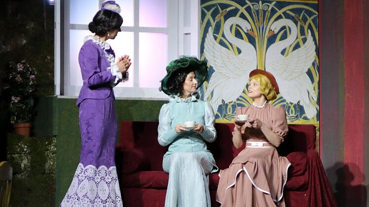 Eliza (Anika Ködel, rechts) ist in der feinen Gesellschaft (Christine Kammerer, links, und Ilona Konrad) angekommen. Foto; Klaus Klaschka