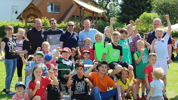 Die Kinder feierten mit den Offiziellen  die Einweihung. Rechts OB Henry Schramm.