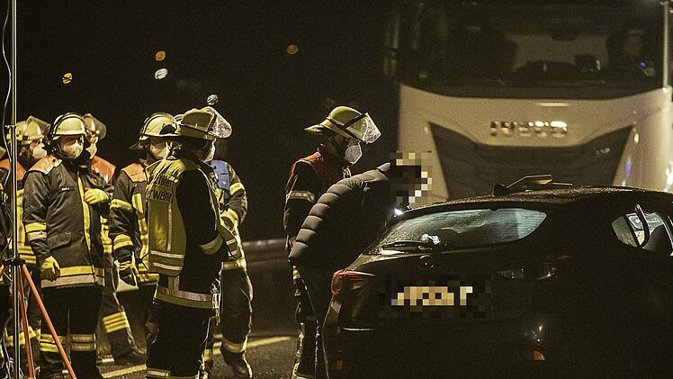 Nach Kollision mit Sattelzug: Person verstirbt noch an der Unfallstelle