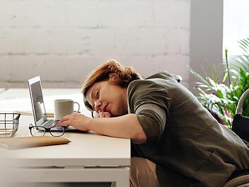Nach einem harten Tag im Büro fühlt man sich oft müde und ausgelaugt.