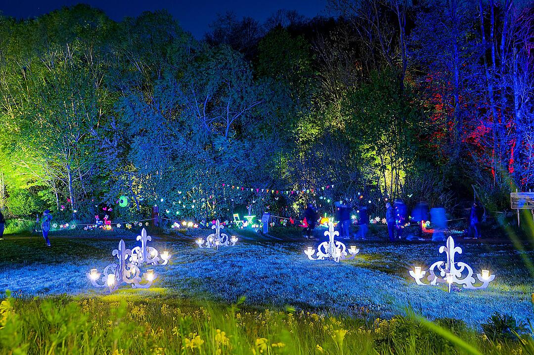 Eine magische Kulisse mit effektvoll platzierter Lichtkunst.