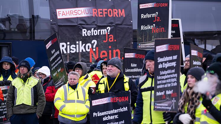 Brandenburger Fahrlehrer protestieren vor dem Landtag