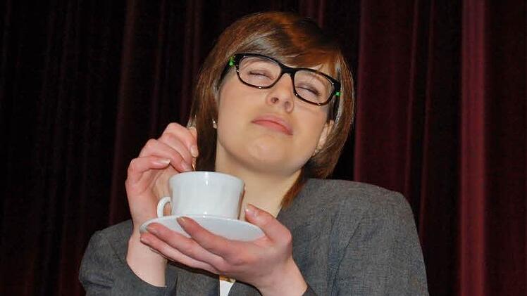 Die "Regisseurin" in heißer Liebe zu heißem Kaffee.  Foto: Sigismund von Dobschütz