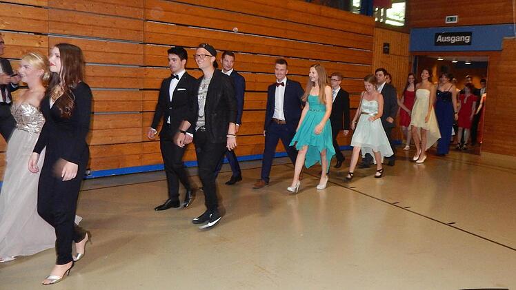 Die Abiturienten nahmen in festlicher Garderobe ihre Zeugnisse entgegen. Foto: Mona Lisa Eigenfeld