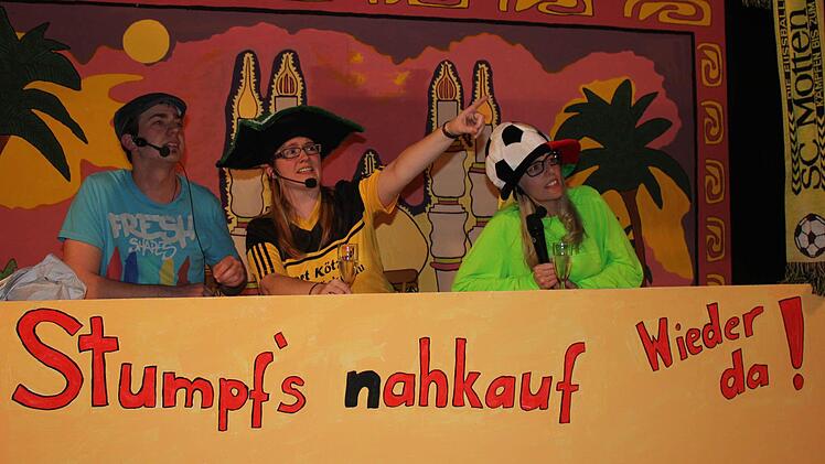 Am Sportplatz (von links: Thomas Statt, Anja Weber, KatjaBreitenbach) Foto: Birgit Will