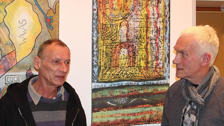 Mister Waters alias Kurt Georg Hein (links) stellt im Altstadt-Café drei Dutzend seiner Werke aus. Hartmut Hessel (rechts) stellte den Künstler und sein Werk vor. Foto: Dieter Britz