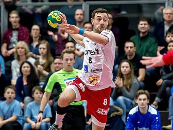 Linksaußen Felix Wolf (am Ball) steuerte zwei Treffer zum Bad Neustadter 30:27-Erfolg gegen Leipzig bei. Foto: Anand Anders