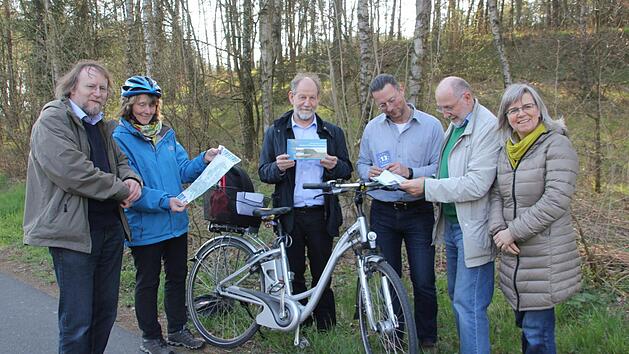Sie stellten den Europa-Radweg "Eiserner Vorhang" vor (v. l.): Andreas Kleist (B&uuml;ndnis 90/Die Gr&uuml;nen, Kreisverband Coburg/Kronach), Elisabeth Hoffmann (Kreisvorsitzende Bund Naturschutz), MdEP Michael Cramer, Michael Eckstein, Kreistagsmitglied Peter Witton (B&uuml;ndnis 90/Die Gr&uuml;nen) und Organisatorin Birgit Raab. Foto: Veronika Schadeck