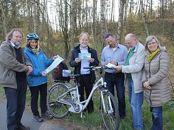 Sie stellten den Europa-Radweg "Eiserner Vorhang" vor (v. l.): Andreas Kleist (Bündnis 90/Die Grünen, Kreisverband Coburg/Kronach), Elisabeth Hoffmann (Kreisvorsitzende Bund Naturschutz), MdEP Michael Cramer, Michael Eckstein, Kreistagsmitglied Peter Witton (Bündnis 90/Die Grünen) und Organisatorin Birgit Raab. Foto: Veronika Schadeck