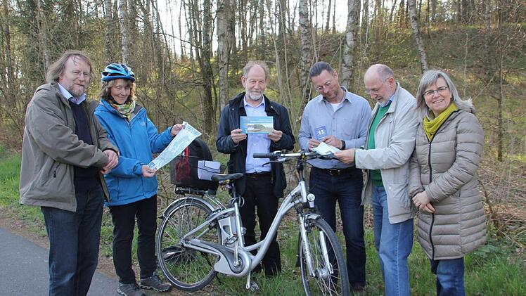 Sie stellten den Europa-Radweg "Eiserner Vorhang" vor (v. l.): Andreas Kleist (Bündnis 90/Die Grünen, Kreisverband Coburg/Kronach), Elisabeth Hoffmann (Kreisvorsitzende Bund Naturschutz), MdEP Michael Cramer, Michael Eckstein, Kreistagsmitglied Peter Witton (Bündnis 90/Die Grünen) und Organisatorin Birgit Raab. Foto: Veronika Schadeck