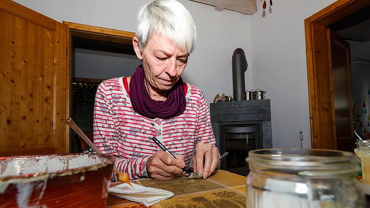 Silvia Witzmann bemalt Figuren und Kugeln von Hand.  Foto: Matthias Hoch