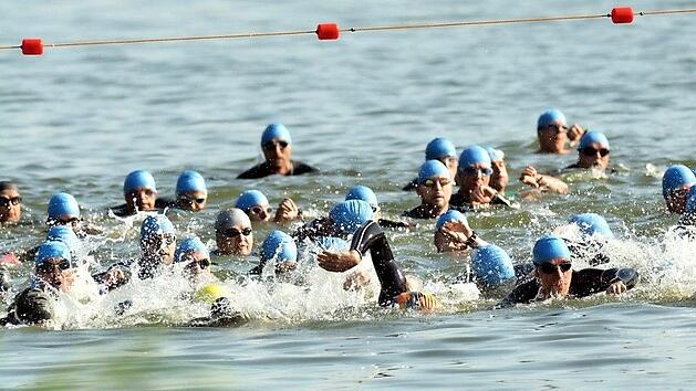 Im Main-Donau-Kanal beginnen die Teilnehmer des Erlanger Triathlons ihre Jagd nach Bestzeiten und Podestplatzierungen.  Foto: Archiv