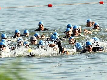 Im Main-Donau-Kanal beginnen die Teilnehmer des Erlanger Triathlons ihre Jagd nach Bestzeiten und Podestplatzierungen.  Foto: Archiv