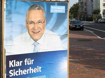 Joachim Herrmann grüßt bereits von den Plakaten in der Bamberger Innenstadt. Die CSU verärgert damit die Konkurrenz. Foto: Barbara Herbst