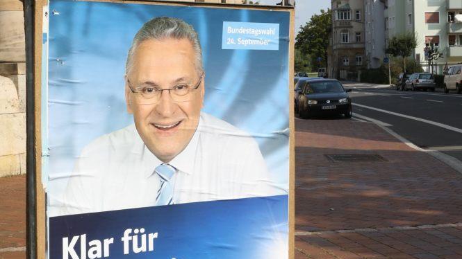 Joachim Herrmann grüßt bereits von den Plakaten in der Bamberger Innenstadt. Die CSU verärgert damit die Konkurrenz. Foto: Barbara Herbst