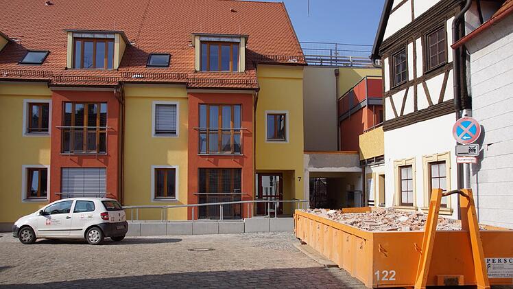 Hier geht es derzeit ins Haus St. Bruno. An der Fuchsgasse liegt der provisorische Eingang zum Altenheim (rechts, der Durchgang). Links ist der Flügel, in dem Sozialstation, Ehe-, Familien- und Lebensberatung sowie der Sozialdienst Katholischer Frauen zu finden sind. Rechts, wo gerade der Bauschutt-Container steht, wird der Pflasterbelag der Fuchsgasse ausgetauscht und so ein besser begeh- und befahrbarer Zugang geschaffen, sobald der Boden frostfrei ist.  Sabine Weinbeer