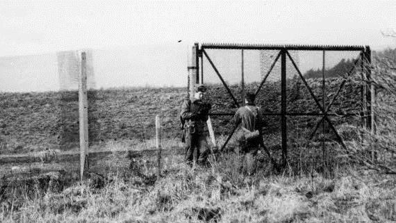So sah's bis zum 9. November an der innerdeutschen Grenze bei Maroldsweisach aus: Vopos am Grenztor.