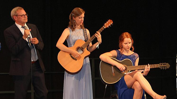Schulleiter Joachim Schwigon sing beim Abi-Ball.Foto:  Dieter Britz