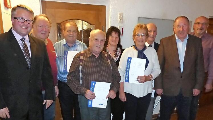 Bei den Ehrungen (von links): stellvertretender Kreisvorsitzender Marc Benker, Robert Zahl, Karl Schott, Anton Rief, Ina Michel, Monika Witzgall, Gerhard Schott, Bürgermeister Alfred Kolenda und Ortsvorsitzender Willy Rucker  Foto: Klaus-Peter Wulf