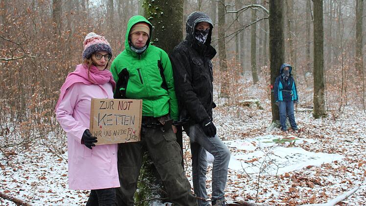 Bei ihrem Protest im Hohen Buchenen Wald wurde MdB Lisa Badum von weiteren Aktivisten unterstützt. Foto: privat
