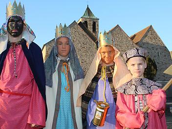 "Öffnet das Haus und öffnet das Tor, die Sternsinger stehen als Boten davor." Die vier Reinwand-Brüder (von links) Lorenz, Franz, Moritz und der neunjährige Lukas sind in Ebelsbach am Sonntag wieder mit vielen anderen Kindern und Jugendlichen als Kaspar, Melchior, Balthasar und Sternträger unterwegs.  Fotos: Ralf Naumann