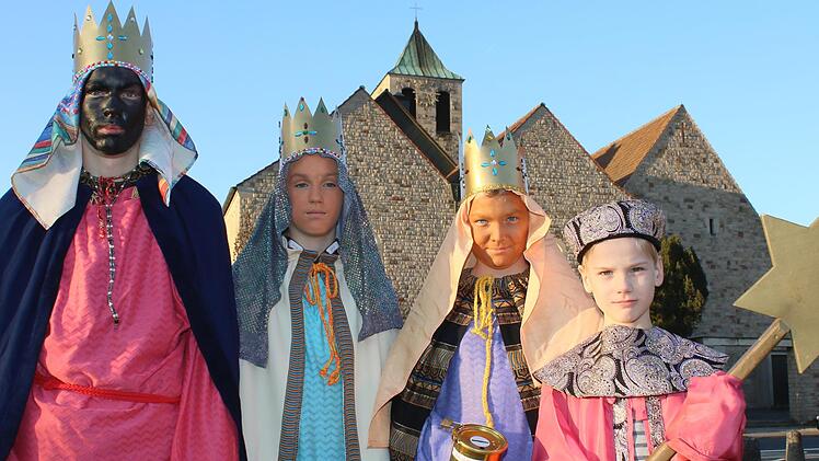 "Öffnet das Haus und öffnet das Tor, die Sternsinger stehen als Boten davor." Die vier Reinwand-Brüder (von links) Lorenz, Franz, Moritz und der neunjährige Lukas sind in Ebelsbach am Sonntag wieder mit vielen anderen Kindern und Jugendlichen als Kaspar, Melchior, Balthasar und Sternträger unterwegs.  Fotos: Ralf Naumann