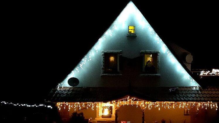 Das Haus von Familie Weber in Geh&uuml;lz ist bei Dunkelheit eine wahre Augenweide.