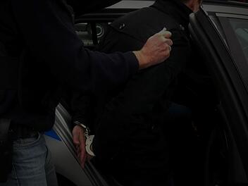 Ansbach: Mann p&ouml;belt Passanten an und schl&auml;gt nach Polizistin - und begeht weiteres Delikt