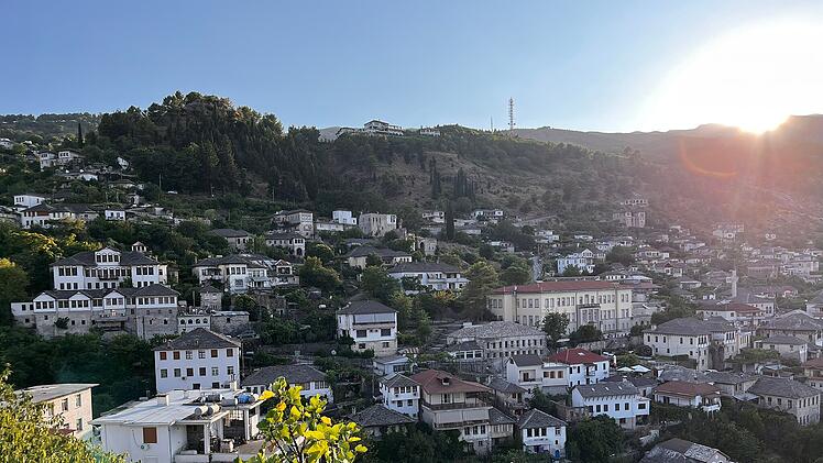 Schon aus der Ferne sieht man sie, die Stadt Gjirokaster, deren steinerne Häuser steil die Hänge des Mali i Gjerë emporklettern.